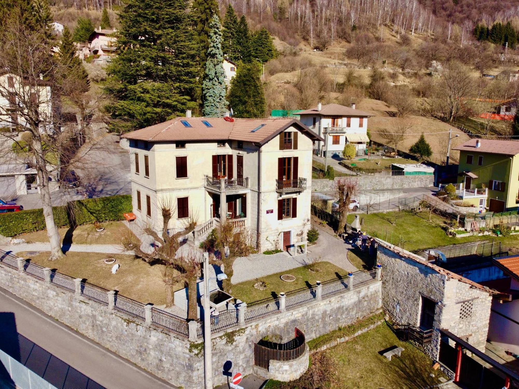 Villa Il Maiale Bianco Bed & Breakfast Сан Феделе Интелви Екстериор снимка